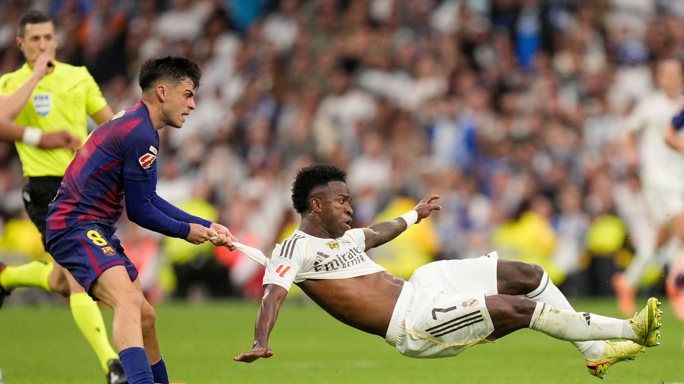 Vinicius Junior (vpravo) a Pedri v šlágri 10. kola španielskej La Ligy Real Madrid - FC Barcelona.