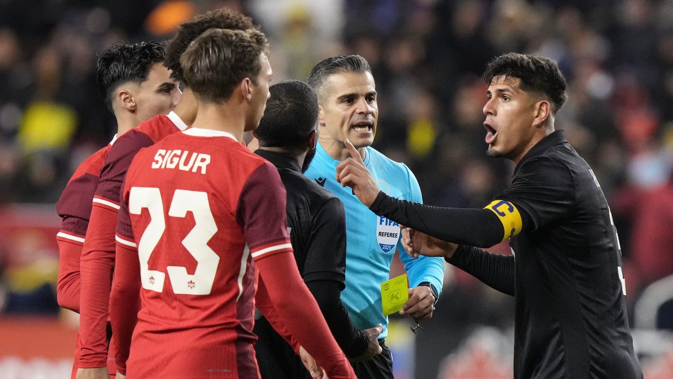 Ekvádorský futbalista Piero Martin Hincapie (vpravo) a Niko Sigur z Kanady počas prípravného futbalového zápasu Kanada - Ekvádor.