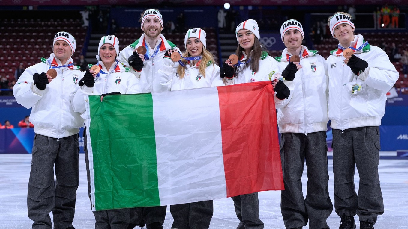 Talianski krasokorčuliari pózujú s medailami