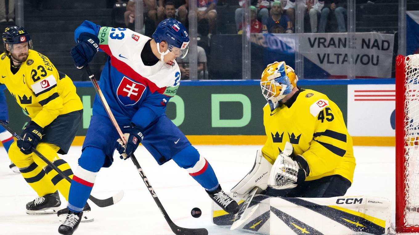 Adam Liška v zápase so Švédskom počas MS v hokeji 2026.