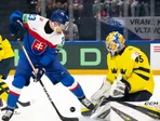Adam Liška v zápase so Švédskom počas MS v hokeji 2026.