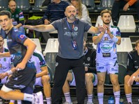 Tréner Prešova Ratko Djurkovič (uprostred) gestikuluje počas zápasu 5. kola C-skupiny Európskej ligy EHF v hádzanej mužov Tatran Prešov - Limoges Handball.