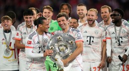 Thomas Müller drží trofej pre víťaza Bundesligy.
