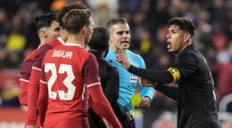 Ekvádorský futbalista Piero Martin Hincapie (vpravo) a Niko Sigur z Kanady počas prípravného futbalového zápasu Kanada - Ekvádor.