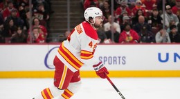 Švédsky obranca Rasmus Andersson (4) v drese Calgary.