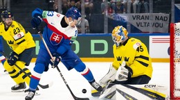 Adam Liška v zápase so Švédskom počas MS v hokeji 2026.