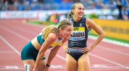 Femke Broedersová-Bolová a reprezentantka Slovenska Gabriela Gajanová po behu na 800 metrov počas hlavného programu atletického mítingu Zlatá tretra v Ostrave.