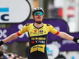 Dylan van Baarle vyhráva klasiku Omloop Het Nieuwsblad 2023.