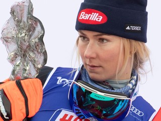 Mikaela Shiffrinová drží trofej za druhé miesto v obrovskom slalome. 