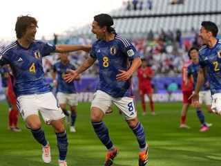 Japonský futbalista Takumi Minamino (v strede) sa teší z gólu so svojimi spoluhráčmi.