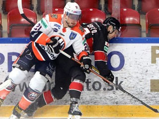 Radovan Puliš (vľavo) a Adam Stránsky v zápase HC 05 Banská Bystrica - HK Dukla Ingema Michalovce.