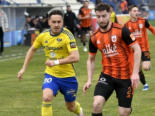 Lukáš Jánošík  (Michalovce) a Alexander Mojžiš (Ružomberok) v zápase 20. kola futbalovej Niké ligy MFK Zemplín Michalovce - MFK Ružomberok. 