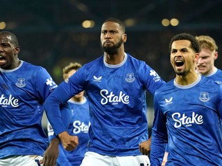 Futbalisti Evertonu oslavujú gól.