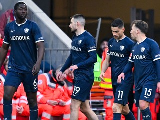 Futbalisti Bochumu, druhý zľava Slovák Matúš Bero