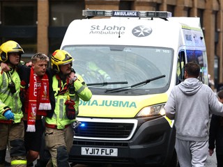 Situácia po nehode počas osláv klubu Liverpool FC v uliciach mesta po zisku titulu v Premier League.