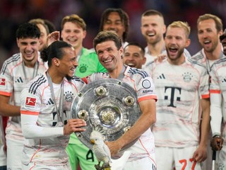 Thomas Müller drží trofej pre víťaza Bundesligy.