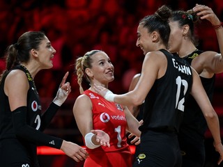 Turecké volejbalistky sa radujú.