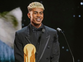 Lamine Yamal z FC Barcelona oslavuje zisk trofeje Kopa Trophy 