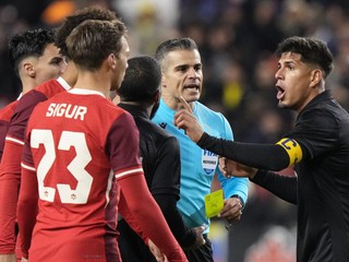 Ekvádorský futbalista Piero Martin Hincapie (vpravo) a Niko Sigur z Kanady počas prípravného futbalového zápasu Kanada - Ekvádor.