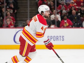 Švédsky obranca Rasmus Andersson (4) v drese Calgary.