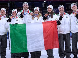 Talianski krasokorčuliari pózujú s medailami