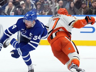 Zákrok Radka Gudasa na Austona Matthewsa.