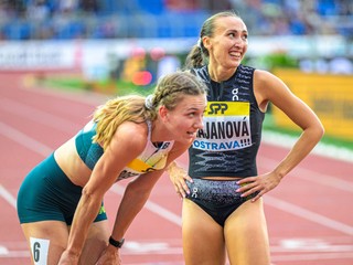 Femke Broedersová-Bolová a reprezentantka Slovenska Gabriela Gajanová po behu na 800 metrov počas hlavného programu atletického mítingu Zlatá tretra v Ostrave.