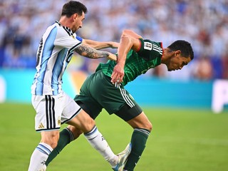 Faul Messiho v zápase s Alžírskom