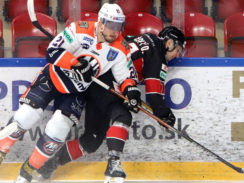 Radovan Puliš (vľavo) a Adam Stránsky v zápase HC 05 Banská Bystrica - HK Dukla Ingema Michalovce.