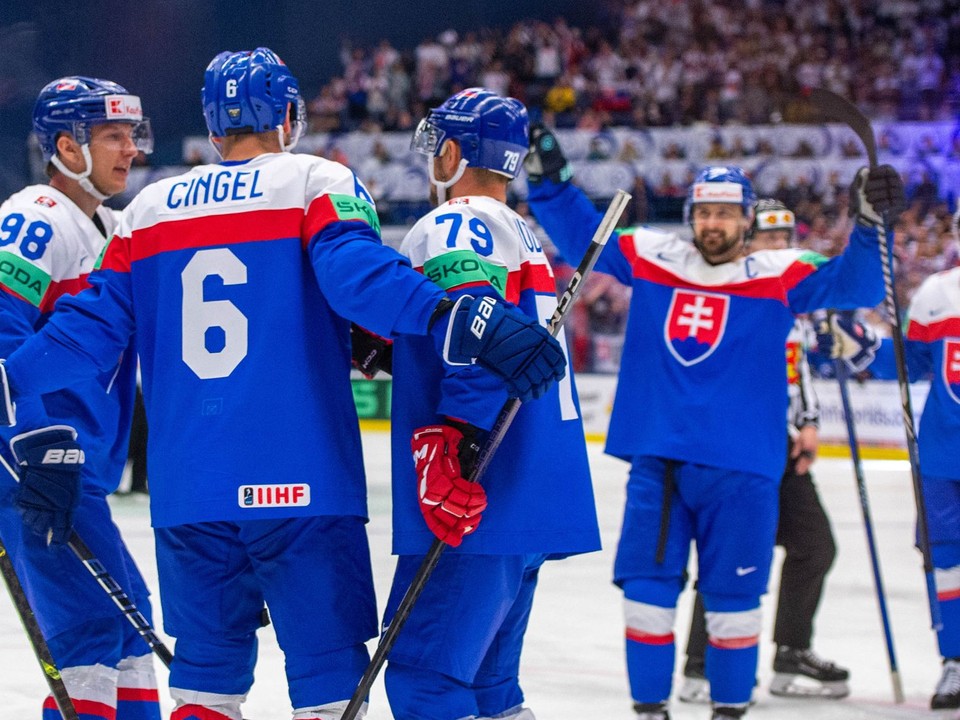 Slovenskí hokejisti sprava Šimon Nemec, Tomáš Tatar, Libor Hudáček, Lukáš Cingel a Andrej Golian sa tešia po góle.