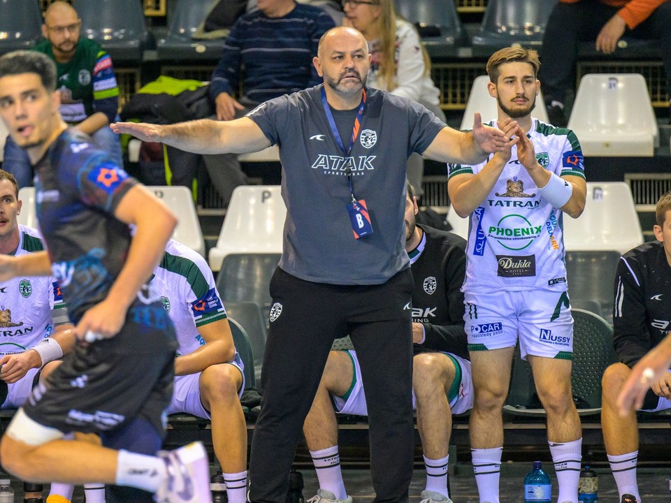 Tréner Prešova Ratko Djurkovič (uprostred) gestikuluje počas zápasu 5. kola C-skupiny Európskej ligy EHF v hádzanej mužov Tatran Prešov - Limoges Handball.