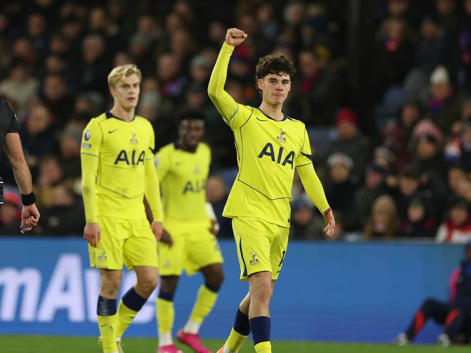 Hráč Archie Gray (vpravo) z Tottenhamu sa teší z gólu počas 18. kola anglickej Premier League Crystal Palace - Tottenham Hotspur.