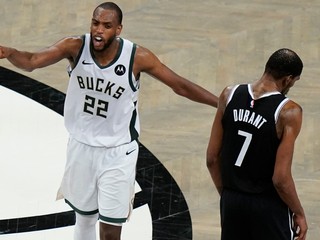 Sklamaný Kevin Durant (vpravo) po súboji s Milwaukee Bucks. 