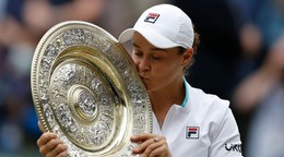 Ashleigh Bartyová s trofejou po triumfe na Wimbledone 2021.