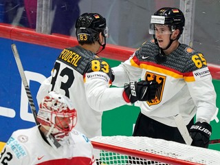 Nemeckí hokejisti sa tešia z gólu Marca Michaelis (vpravo) v zápase proti Dánsku. 