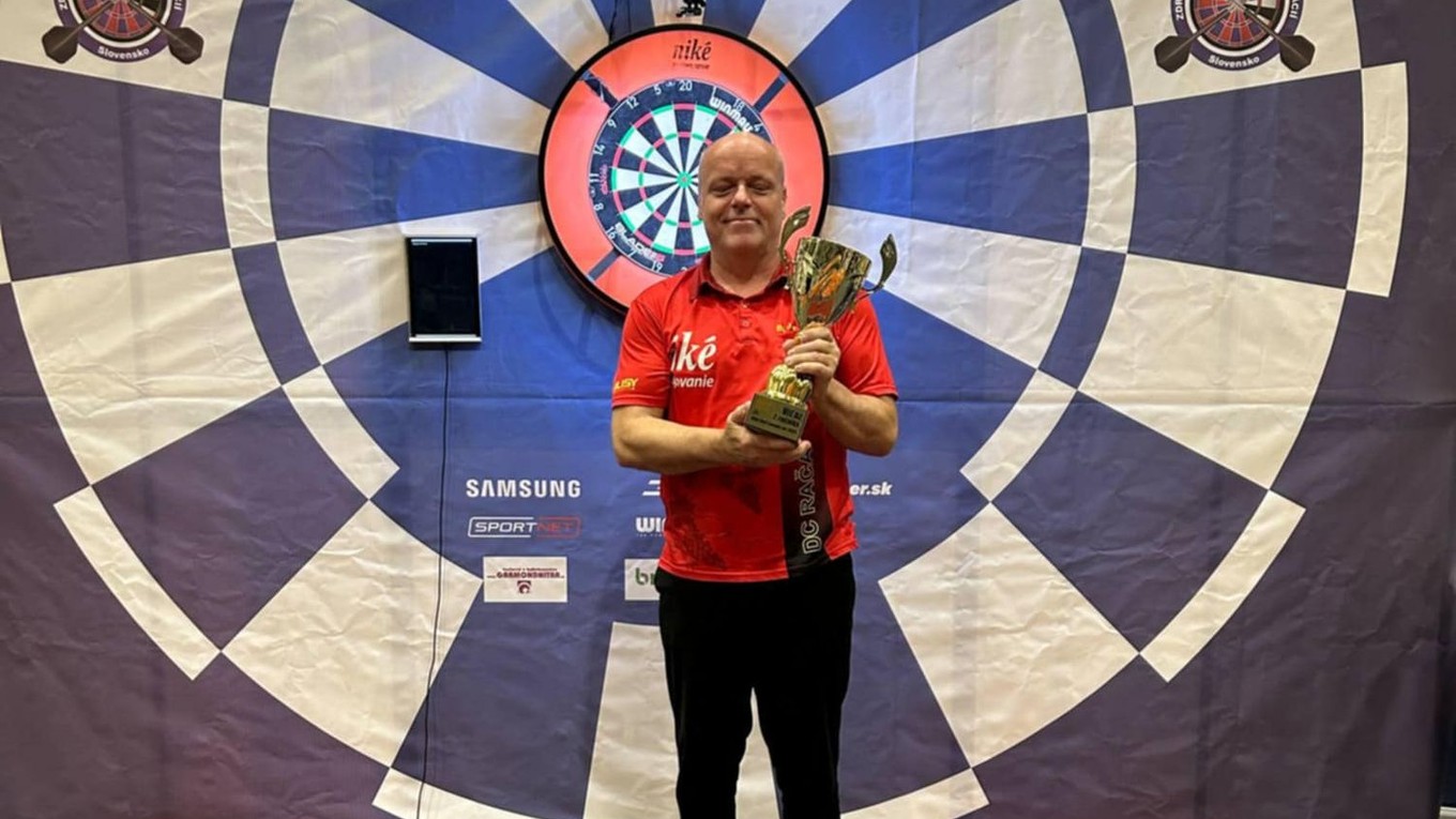 Ľuboš Pivarč s trofejou pre víťaza jarnej časti Niké Dart League. 