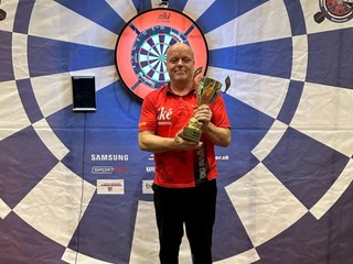 Ľuboš Pivarč s trofejou pre víťaza jarnej časti Niké Dart League.