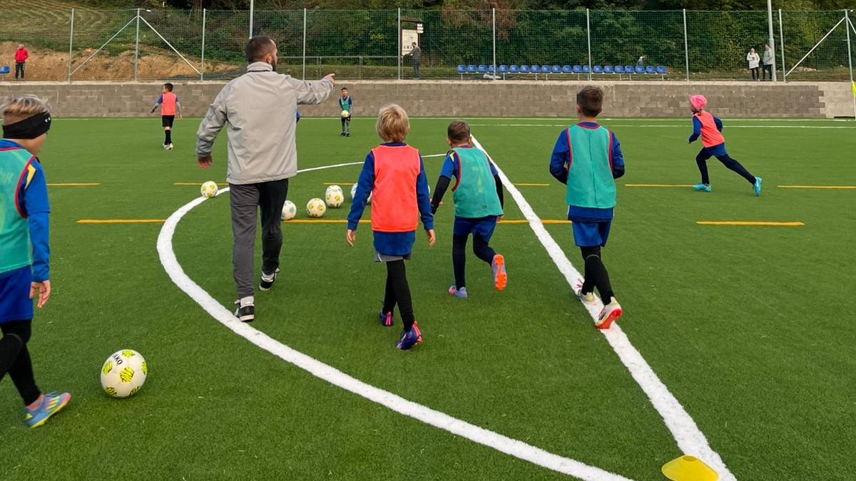 VIDEO: Majú vysoké ambície. Postavili prvú umelú trávu bez granulátu na Slovensku