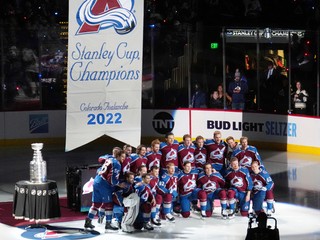 Colorado Avalanche pred pamätným bannerom.