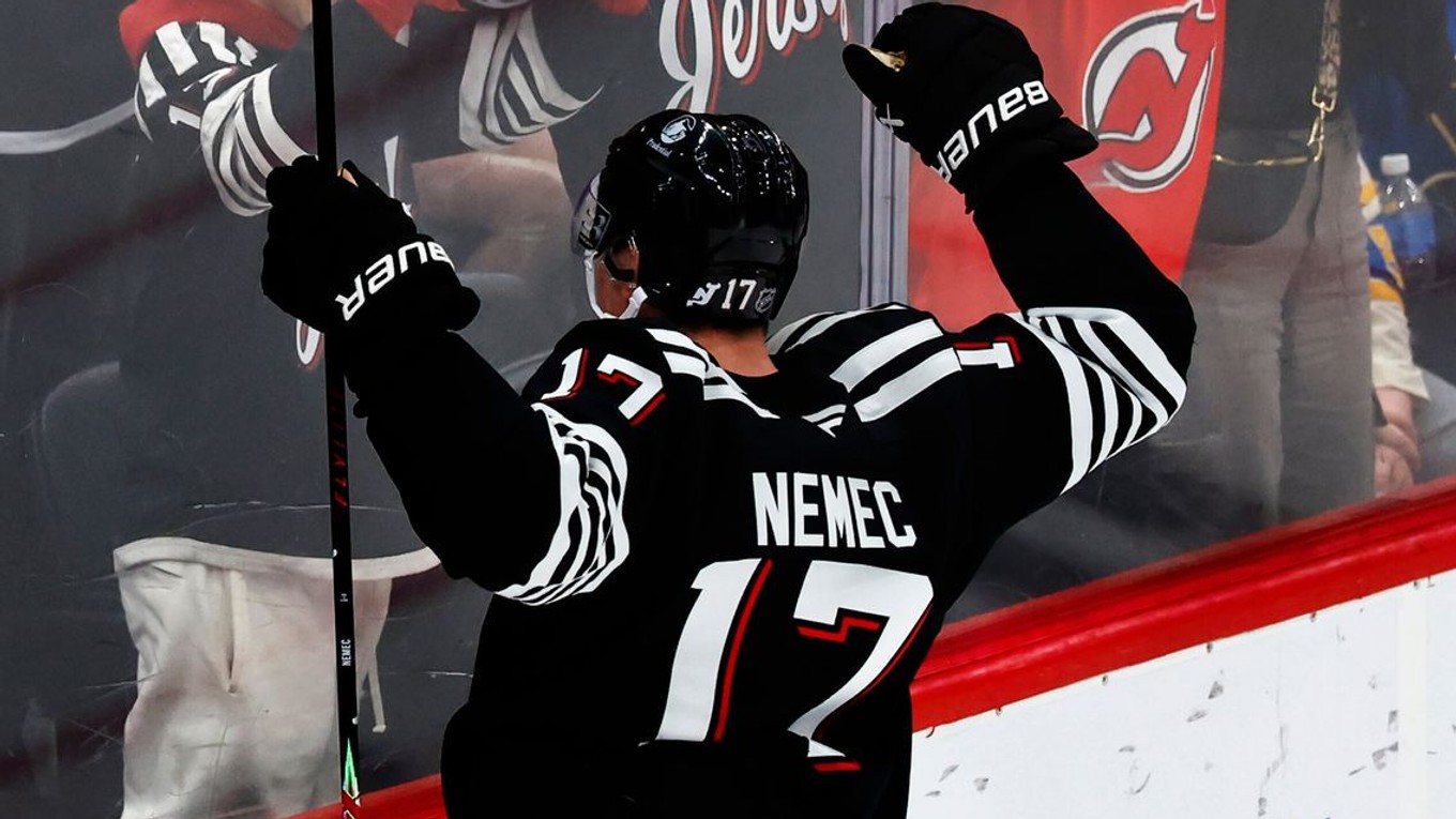 Slovenský obranca Šimon Nemec v drese New Jersey Devils.