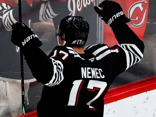 Slovenský obranca Šimon Nemec v drese New Jersey Devils.