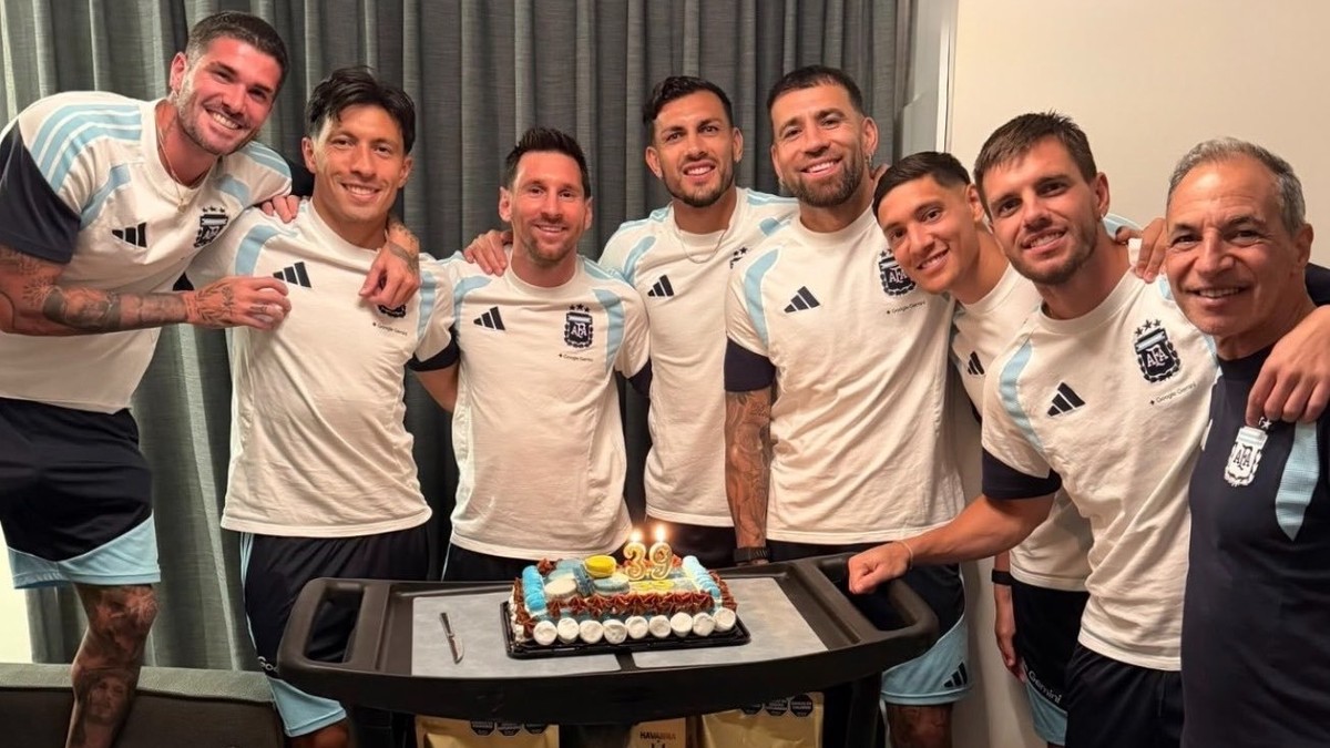 Lionel Messi dostal na narodeniny tortu od spoluhráčov