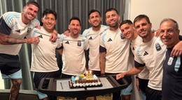 Lionel Messi dostal na narodeniny tortu od spoluhráčov