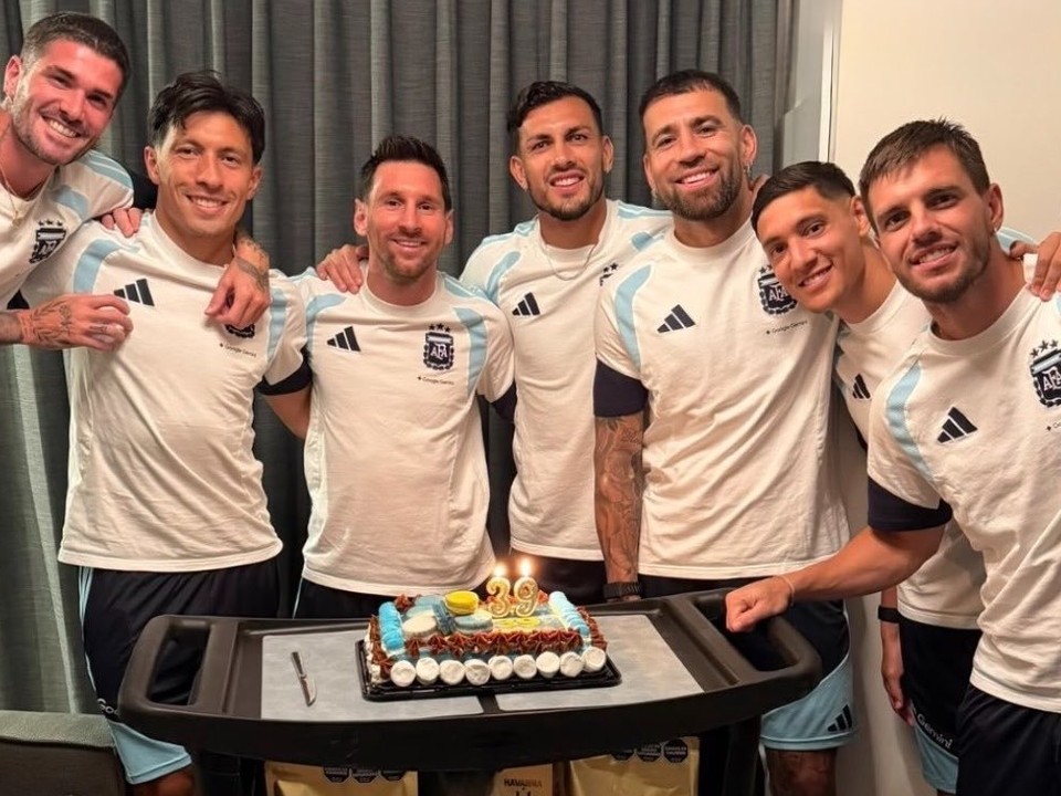 Lionel Messi dostal na narodeniny tortu od spoluhráčov