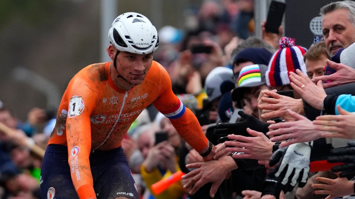Holanďan Mathieu van der Poel sa teší z víťazstva na MS v cyklokrose v Tábore 2024.