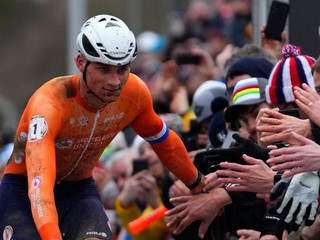 Holanďan Mathieu van der Poel sa teší z víťazstva na MS v cyklokrose v Tábore 2024.