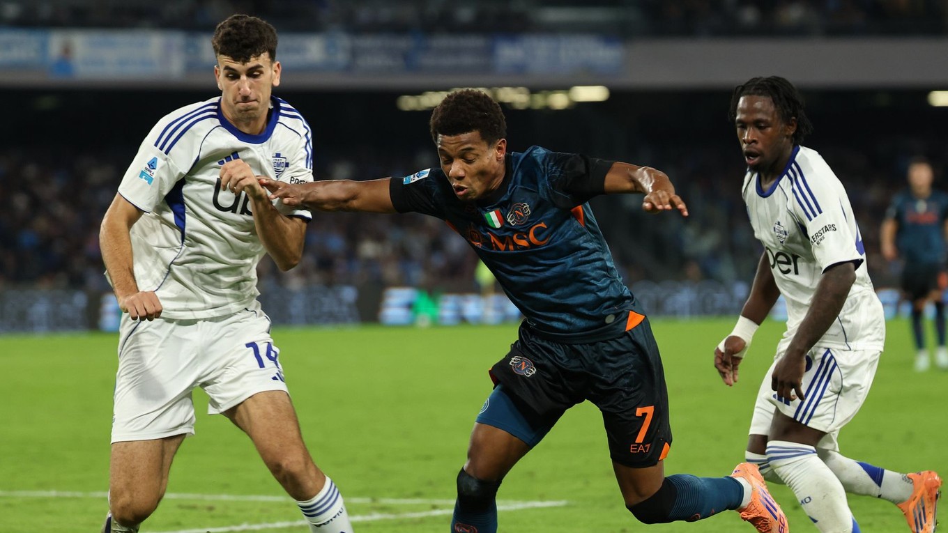 Na obrázku hráči Neapolu a Coma.