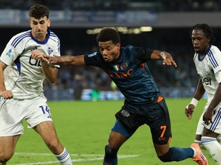 Na obrázku hráči Neapolu a Coma.