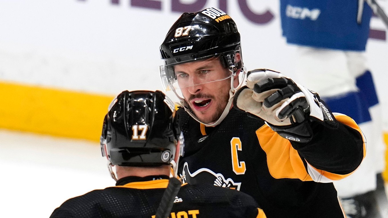 Kapitán Pittsburghu Sidney Crosby sa raduje s Bryanom Rustom. 