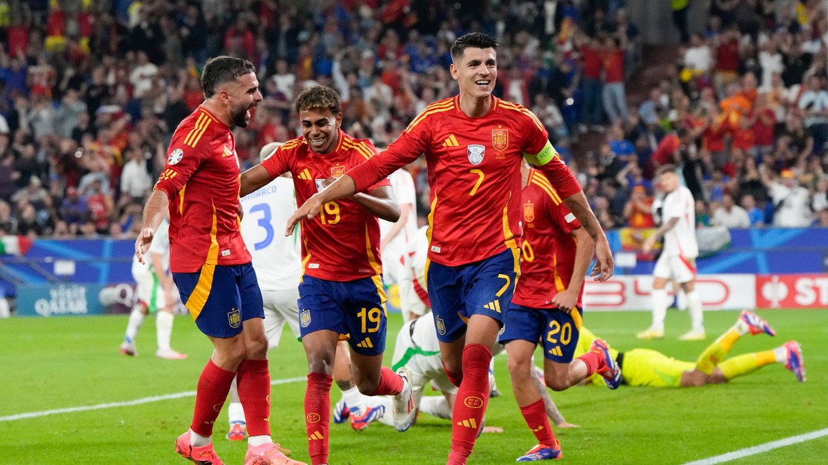 Alvaro Morata, Lamine Yamal a Dani Carvajal oslavujú gól. 